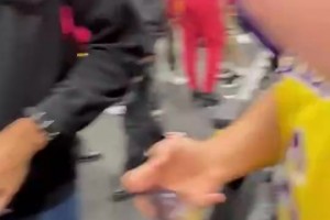 湖人新援扎威参观球队，佩总热情接待