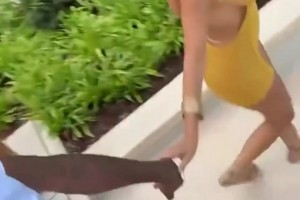 杰伦格林此前与阿姨女友出游视频 嫂子这身材真带劲啊